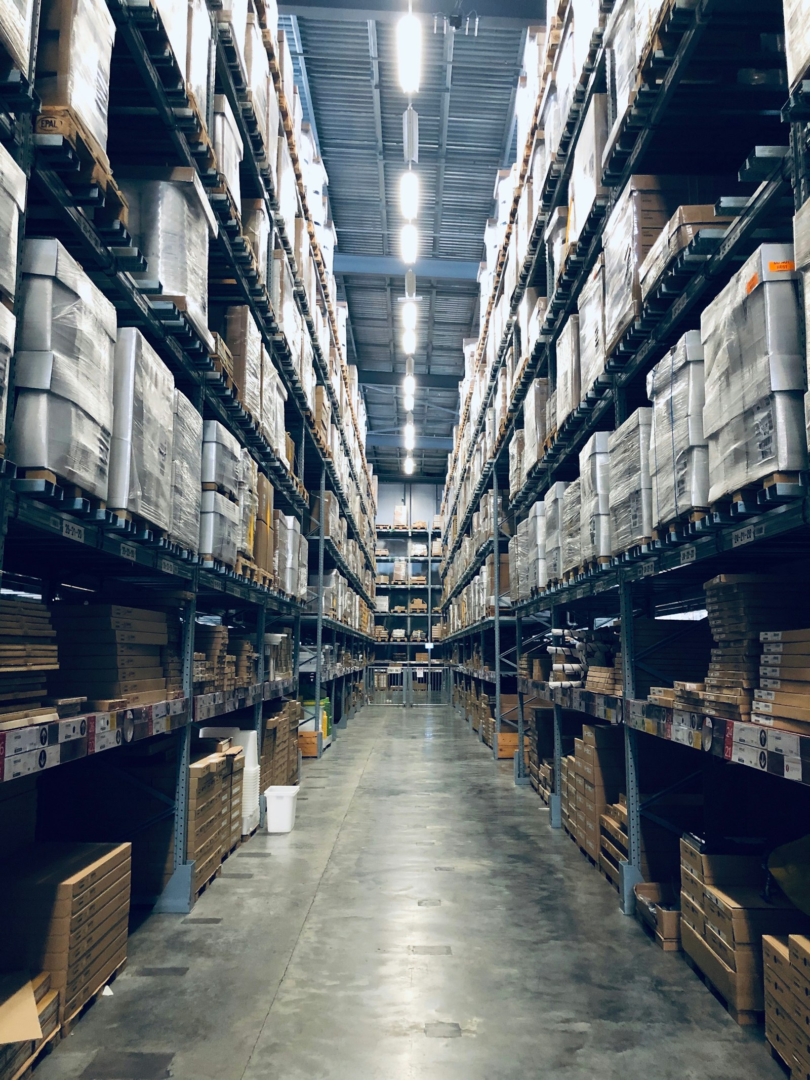 Entrepôt logistique avec racks de stockage en Île-de-France